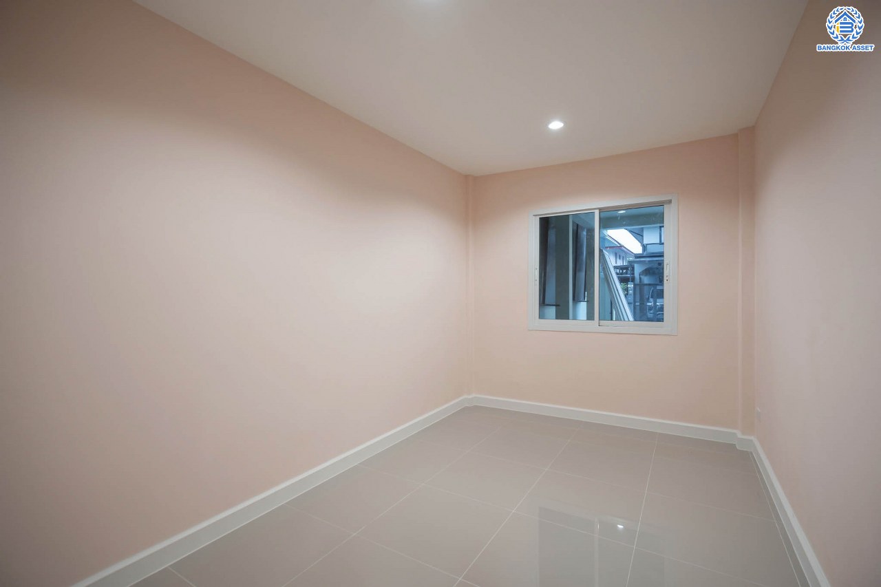 บ้านมือสองตกแต่งใหม่ โครงการ ดอนเมืองวิลล่า2 เพิ่มสิน บ้านแฝดหลังใหญ่ เนื้อที่ 39 ตร.ว. พื้นที่ใช้สอยเยอะถึง 240 ตร.ม. ฟังก์ชัน 3 ห้องนอน 2 ห้องน้ำ 1 ห้องอเนกประสงค์ จอดรถได้ 2 คัน บนทำเลเดินทางสะดวก เชื่อมต่อถ.สายไหม, ถ.พหลโยธิน ใกล้รถไฟฟ้าสายสีเขียว "สถานีสะพานใหม่" และทางด่วน "ฉลองรัช" รายล้อมด้วยสิ่งอำนวยความสะดวกครบครัน